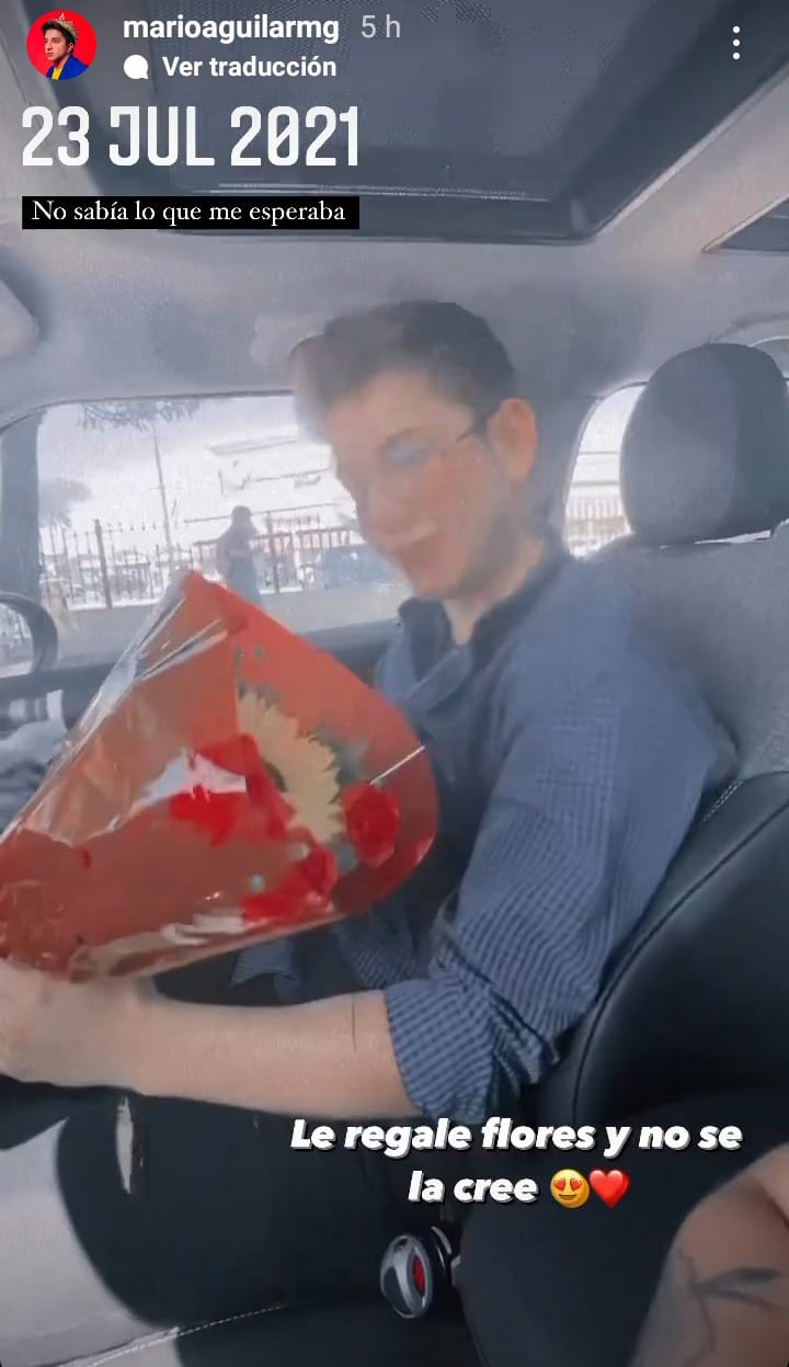 Eduardo Zapien con flores