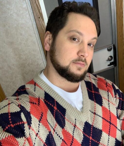 Así luce Matt McGrorry,, quien interpreta a Mark Higgins en Archivo 81 de Netflix