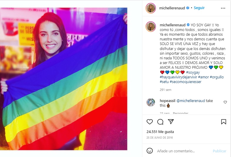 Michelle Renaud posa con bandera LGBT+
