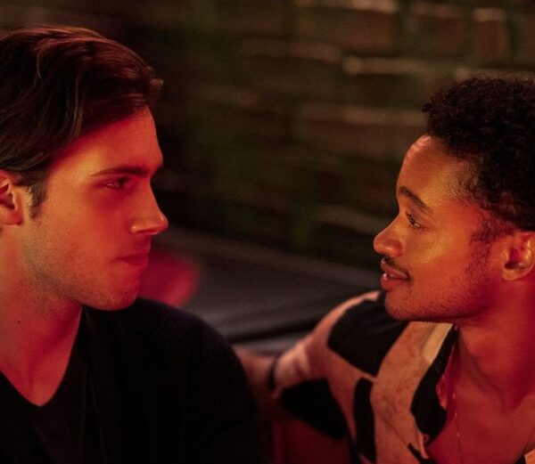 Pareja gay de los capítulos LGBT+ de Modern Love Serie de Amazon Prime