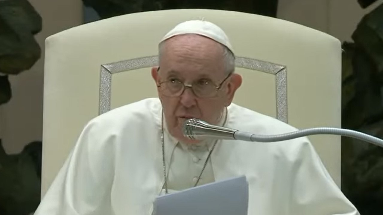 Papa Francisco pidió a padres aceptar y no condenar a hijos lgbt+