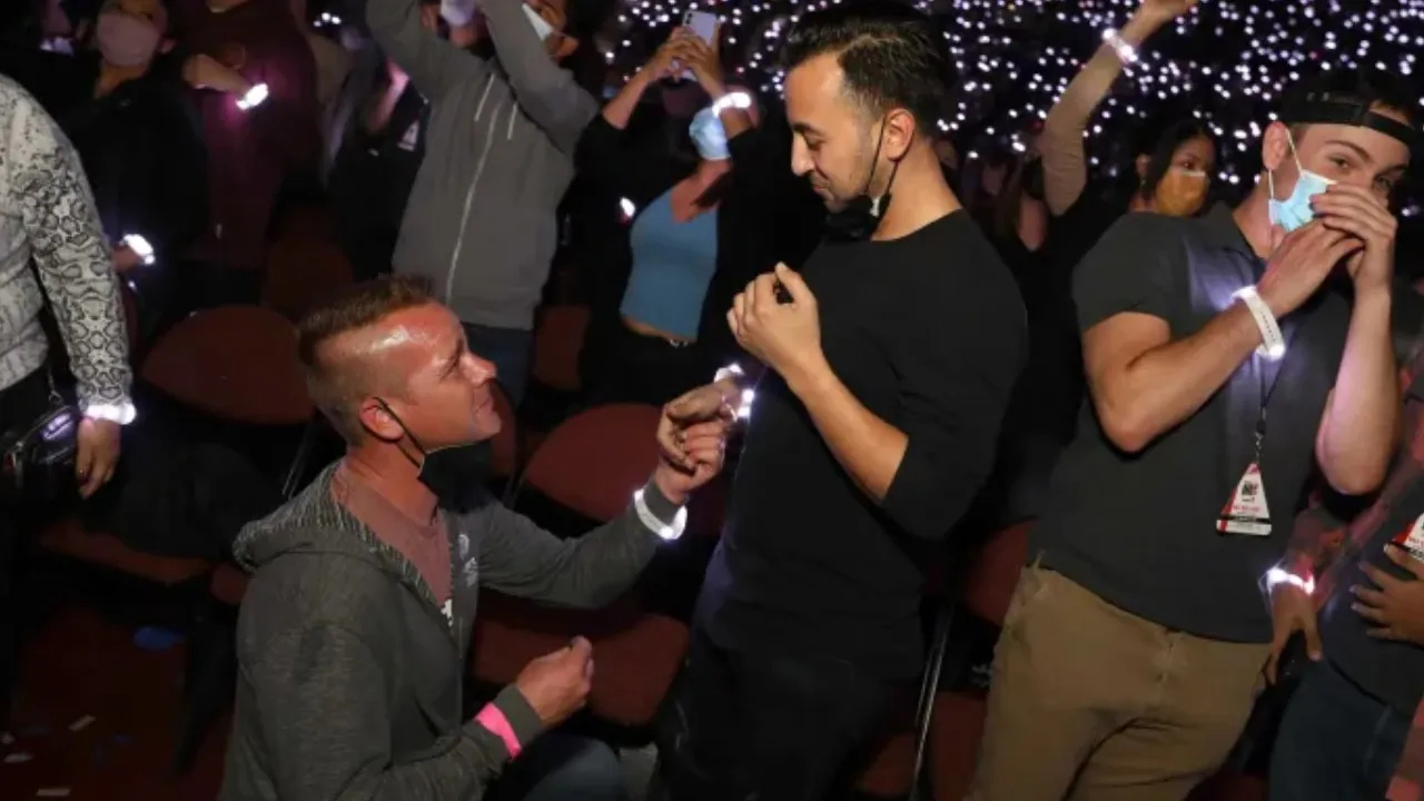 Pareja gay se compromete durante concierto de Coldplay en california