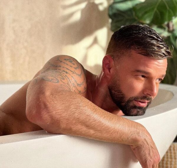 El cantante Ricky Martin compartió foto desde la bañera para nuevo video