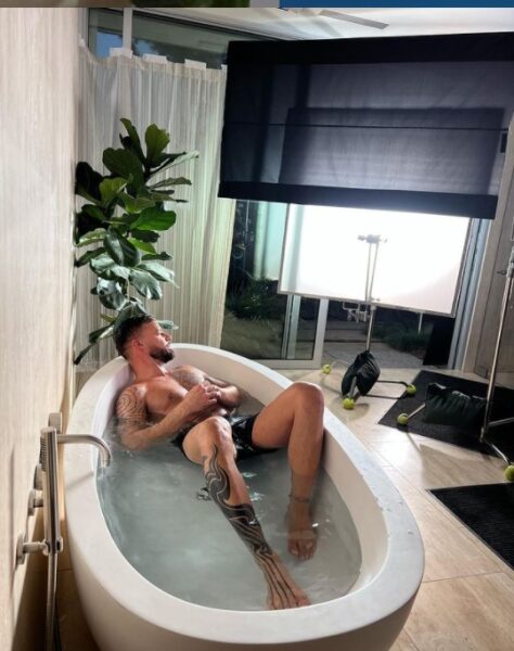 El cantante puertorriqueño Ricky Martin compartió foto desde la bañera para nuevo video