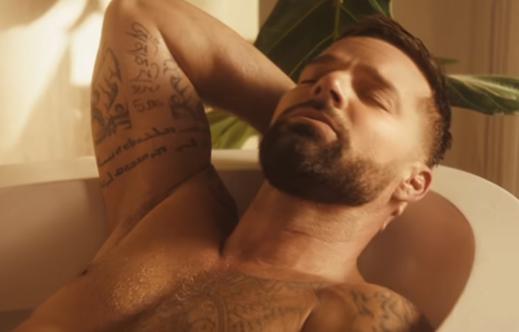 Fotos en la bañera de Ricky Martin nuevo video