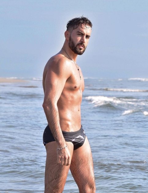 Roberto Carlo en la playa de Acapulco