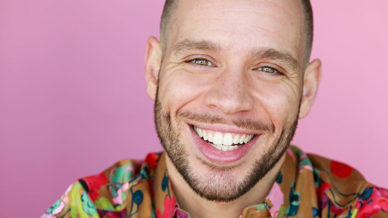 Robin de Jesus actor gay que interpreta a Michael en Tick, Tick... Boom!