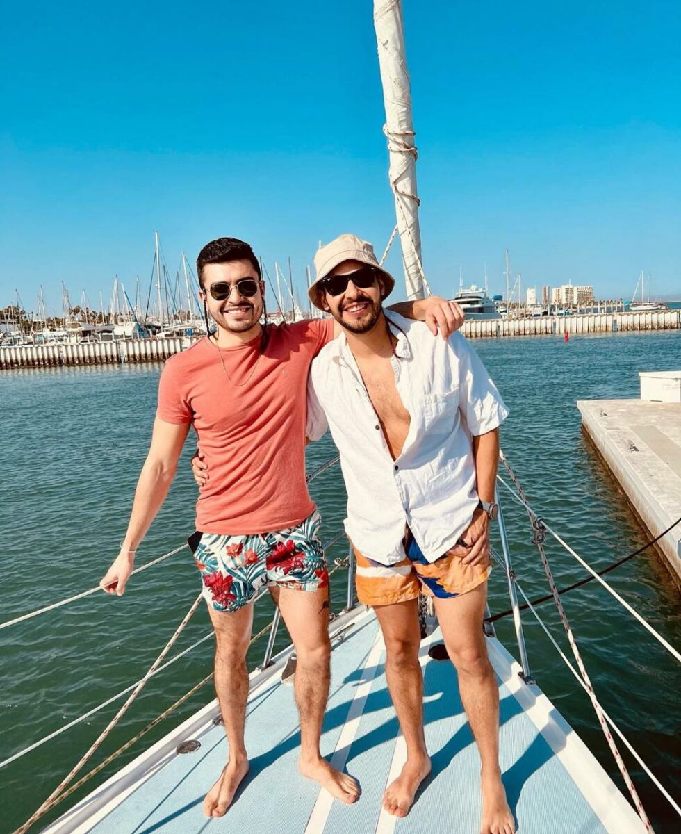 Periodista gay mexicano con su novio