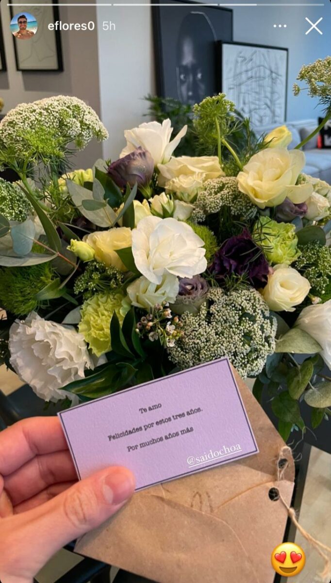 Emmanuel Flores tarjeta que le dio su novio