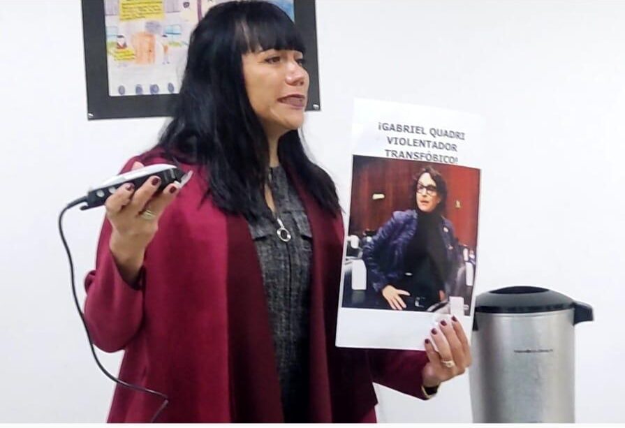 Diputada trans Salma Luévano se rapa en protesta contra Gabriel Quadri