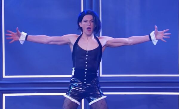 Tom Holland en drag en Lip Sync Battles