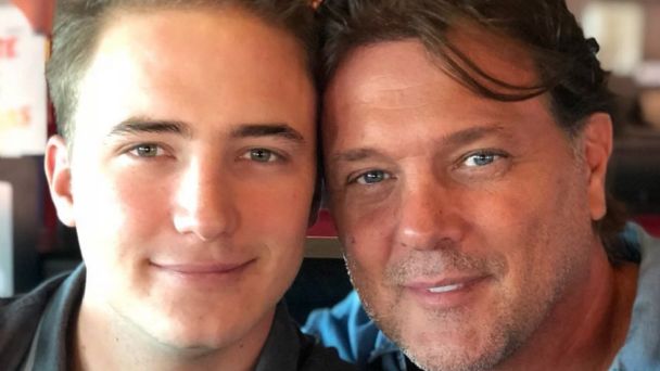 Hijo gay de René Strickler