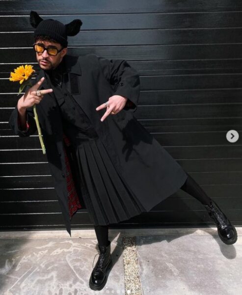 Bad Bunny en la entrega de los Grammy 2021 con vestido y tacones