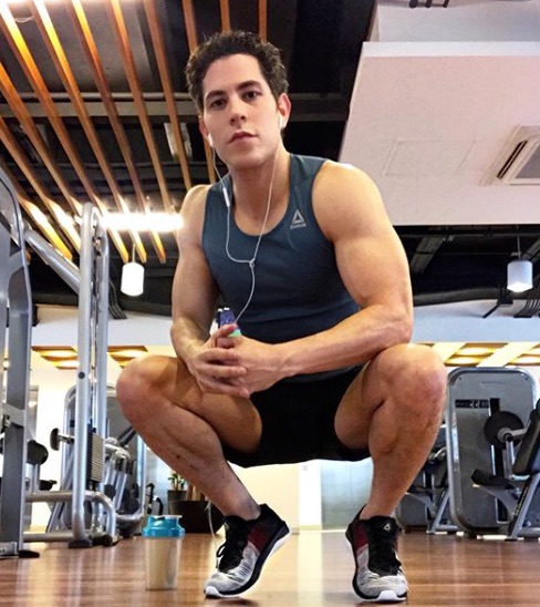 Christian Chávez famosos gay en gimnasio ejercicio