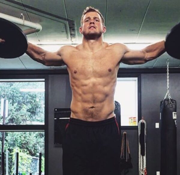 Colton Underwood es uno de los famosos gay que te inspirará para hacer ir al gimnasio y ejercicio