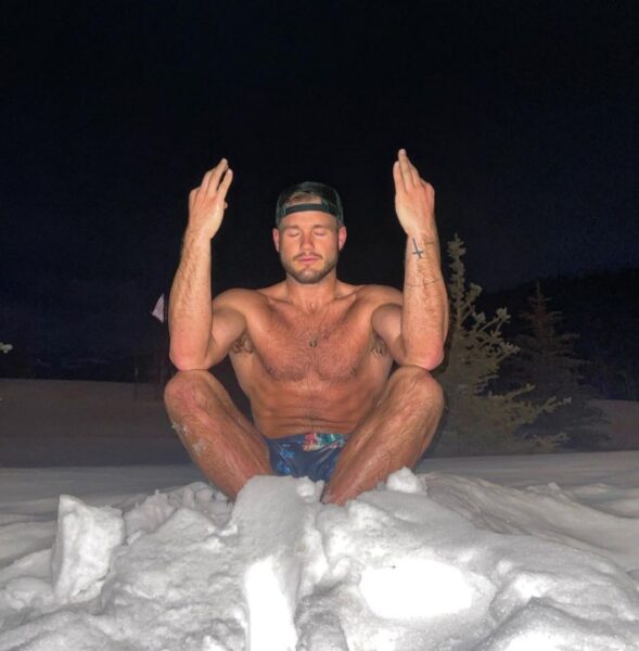 Colton Underwood sosprende a fans con foto en la nieve