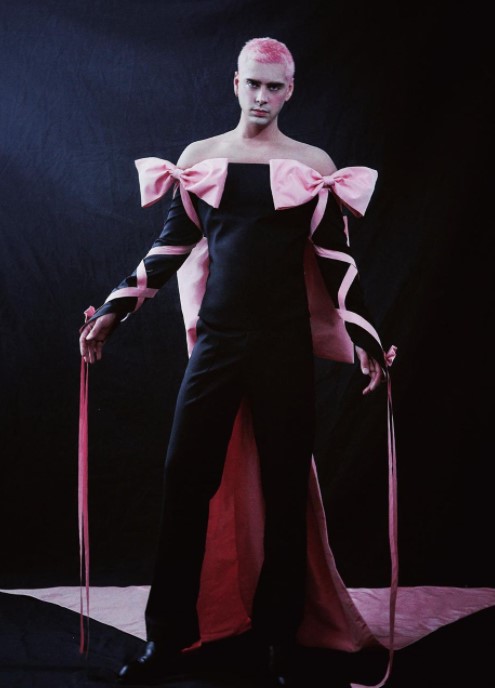 Actor Eduardo Casanova denuncia ataque homofóbicos por vestuario en Premios Goya 2022