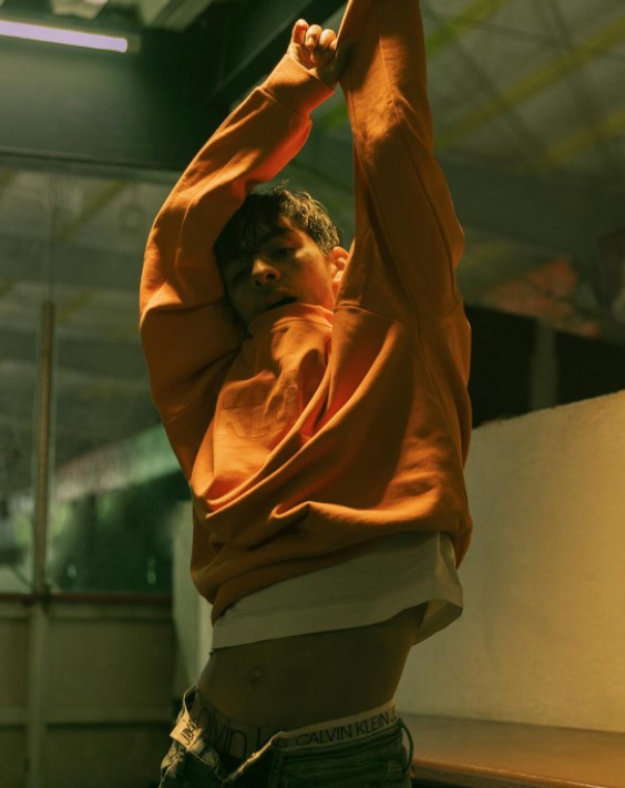 El patinador mexicano modelando