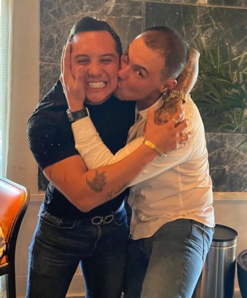 El Yaki y Edwin Luna celebran con beso un millón de reproducciones en YouTUbe