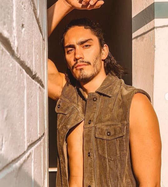 conoce al personaje gay de Iván Amozurrutia, quien esta en al segunda temporada de Oscuro deseo