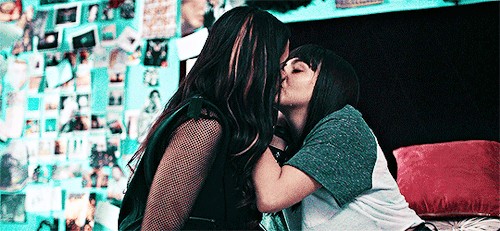 Karina y Zoé personajes LGBT+ de Oscuro deseo