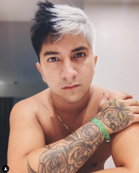 mario aguilae fotos evolución 2019 cabello mitad blanco negro