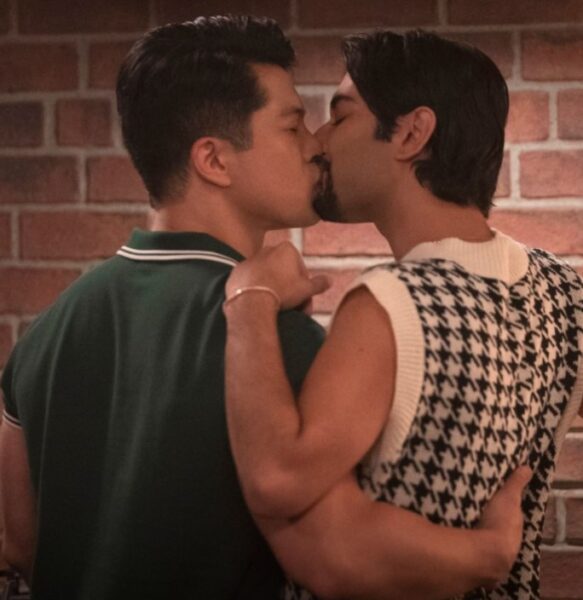 Escena de With Love de Amazon en la que el personaje de MIke Indelicato besa a un hombre 