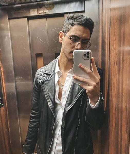 mirror selfie actor mexicano