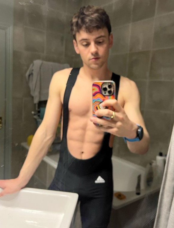 EL clavadista Tom Daley compartió fotos de cómo entreno para recaudar dinero para la caridad