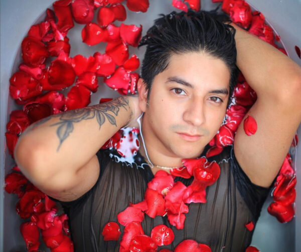 youtuber mexicano bañera con rosas