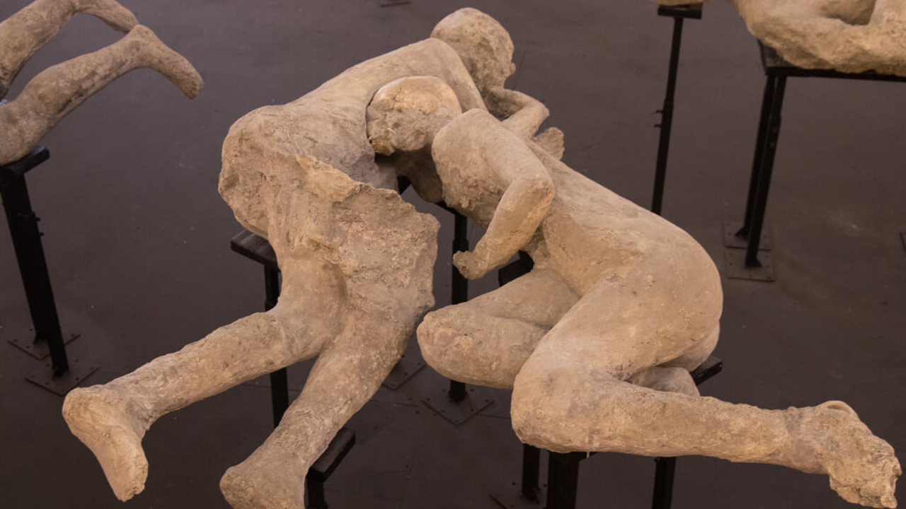 amantes de pompeya abrazo hombres gay