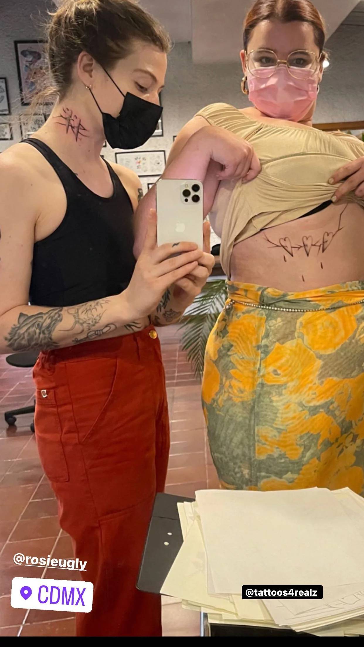 Barbie Ferreira se hace tatuaje de pareja con su novia Elle Puckett