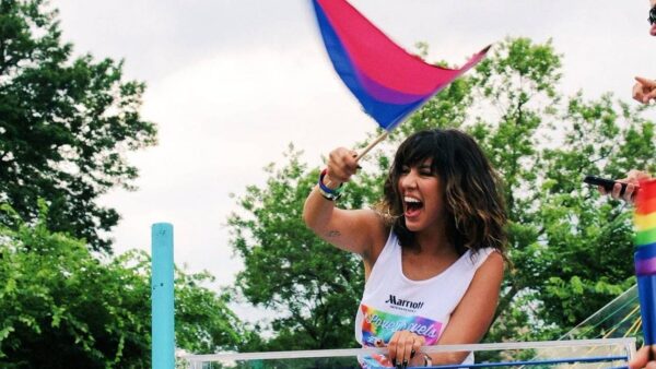 Stephanie Beatriz actriz bisexual interpreta a Mirabel en Encanto