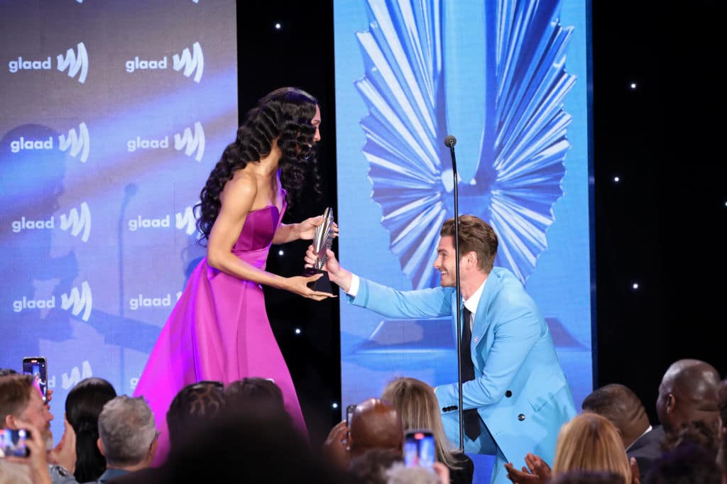 MJ Rodríguez y Andrew Garfield celebridades que apoyan a los LGBT+