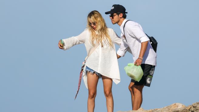 Alex Hoyer novio de Danna Paola salió en la voz mexico con Ricky Martin