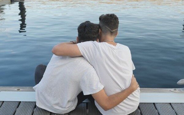 detalles amor olvidar novio pareja gay abrazada