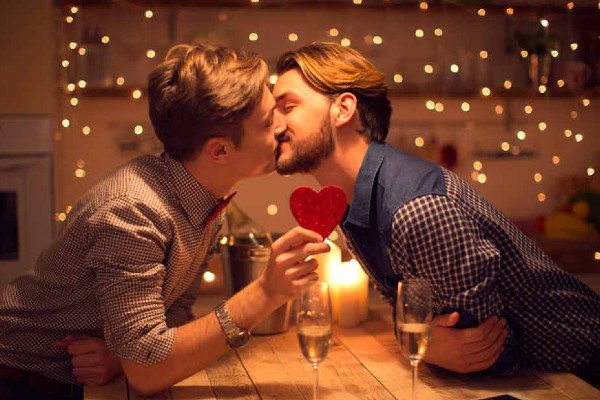 detalles amor olvidar novio pareja gay en cena
