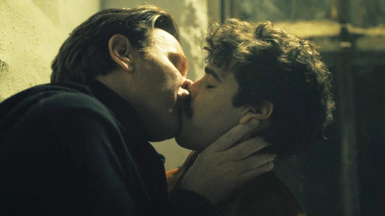 beso gay de Ewan McGregor en Halston