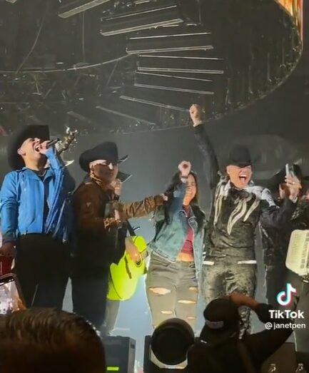 Fan lesbiana de Grupo Firme sale del clóset en concierto con Jhonny y Eduin Caz