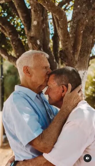 Henry Jiménez fotografía a apreja gay de la tercera edad