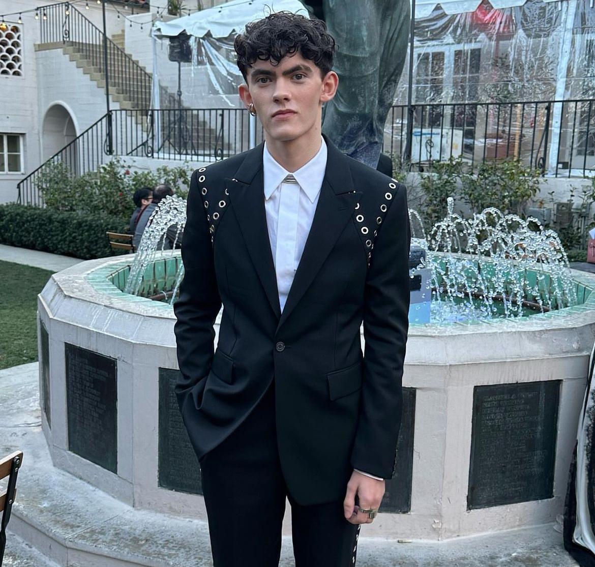 Joe Locke en traje negro fotos