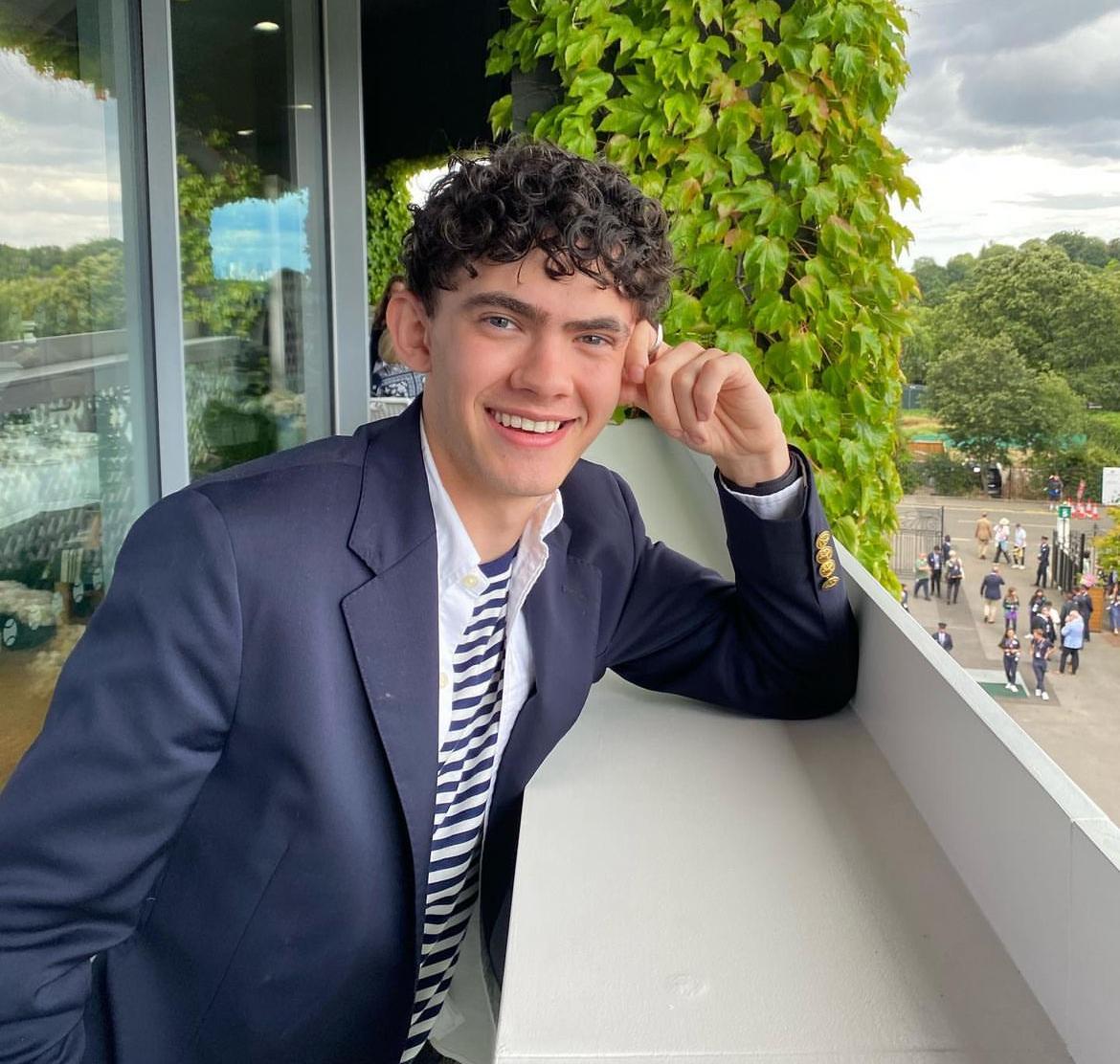 Joe Locke en el rol de Charlie Spring