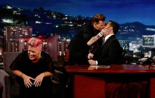 johnny depp jimmy kimmel besos gay pink