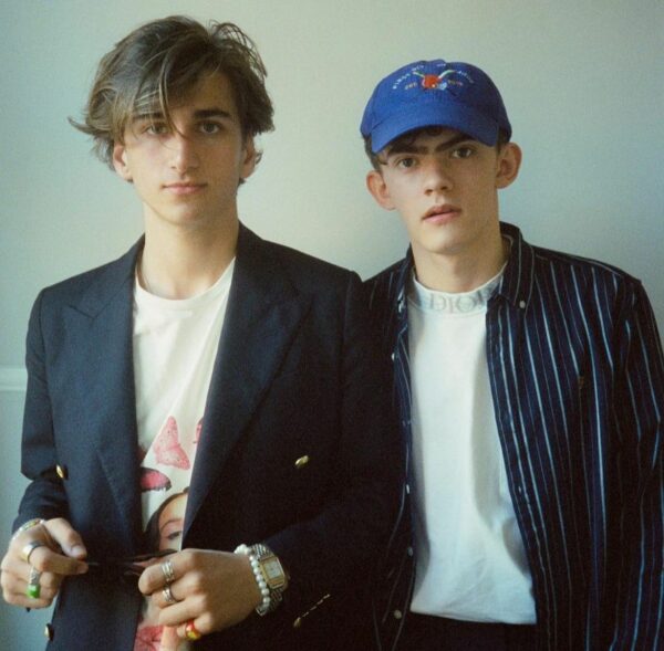 Sebastian Croft y Joe Locke pareja