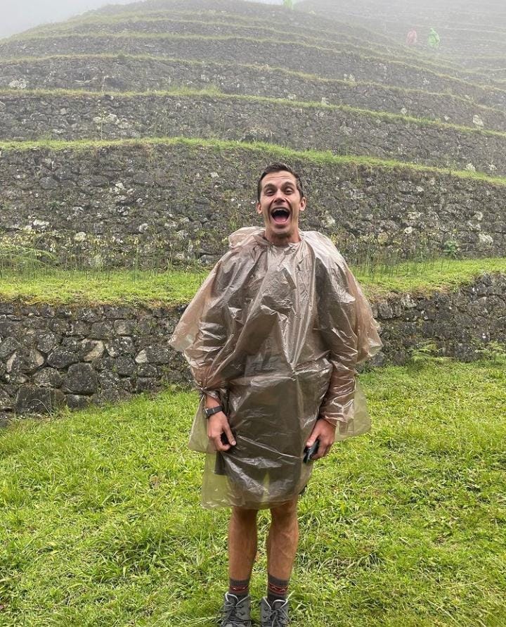 Antoni Porwoski con impermeable