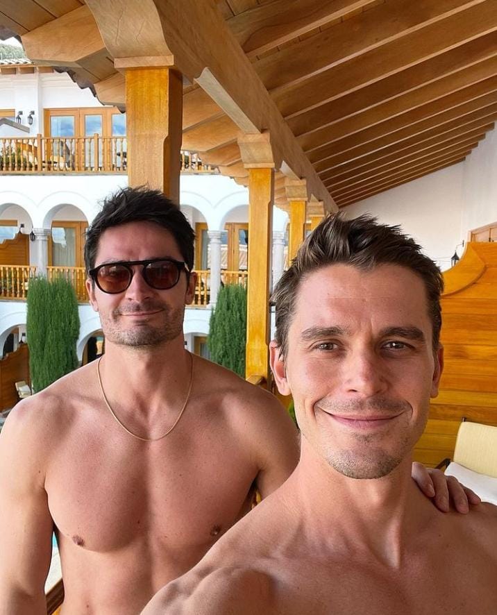 Antoni junto a su novio Kev Harrington.