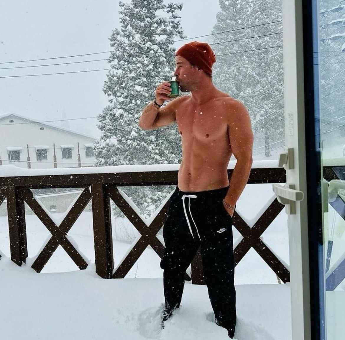 Chris Hemsworth foto en la nieve