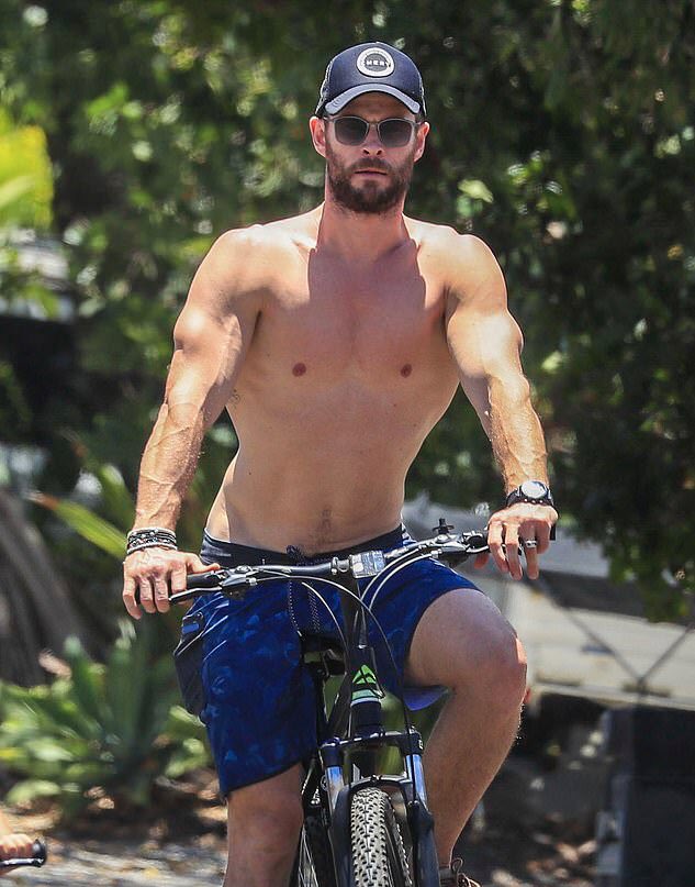 chris hemsworth gay bicicleta