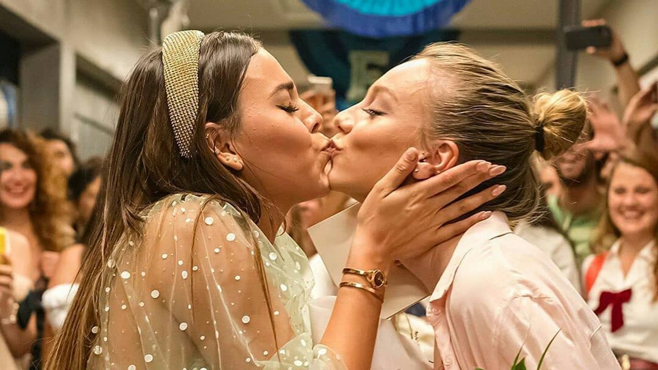 Danna Paola beso con Ester Expósito.