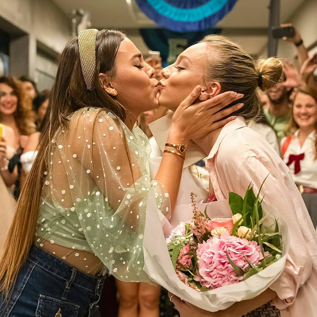 Danna Paola beso Ester Expósito